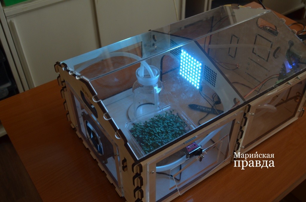 Теплица действительно умная, с электронной начинкой..jpg