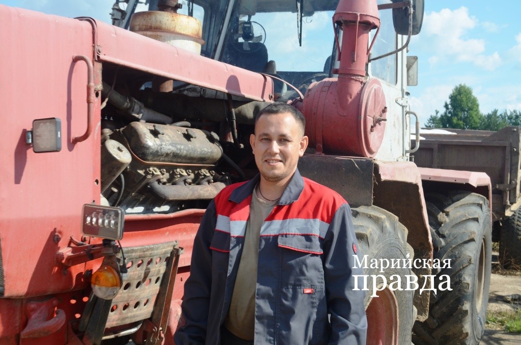 Николай и трактор Т-150, на котором он трудится, по возрасту ровесники 1.jpg