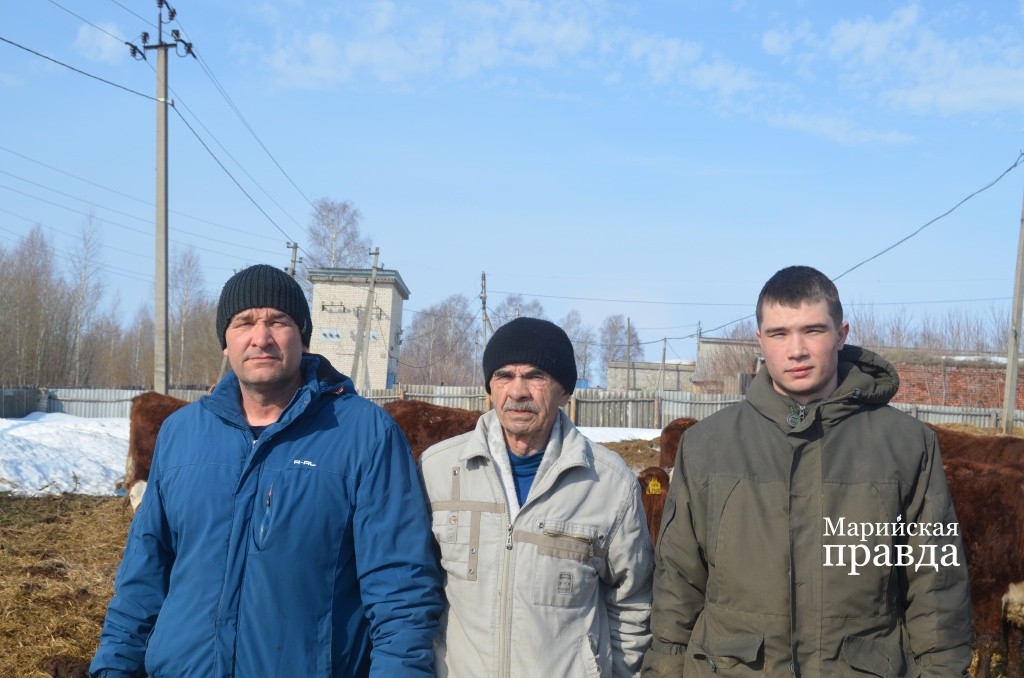 Три поколения трудятся бок о бок..jpg
