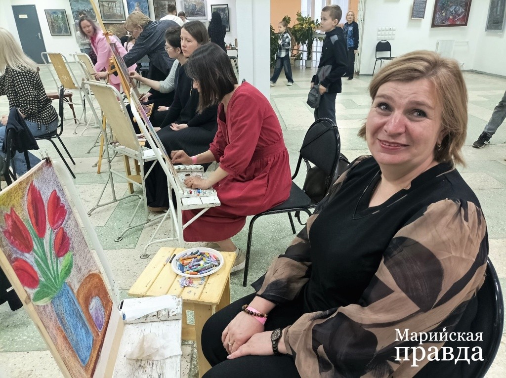 Участница мастер-класса по пастельной акварели Ольга Букатина впервые в жизни села за мольберт.jpg