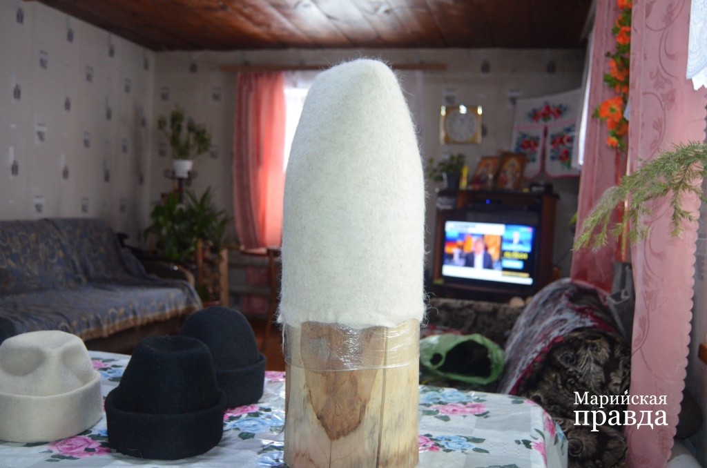 Шерстяной чулок натягивается на эту деревянную болванку, чтобы придать ему нужный размер..jpg