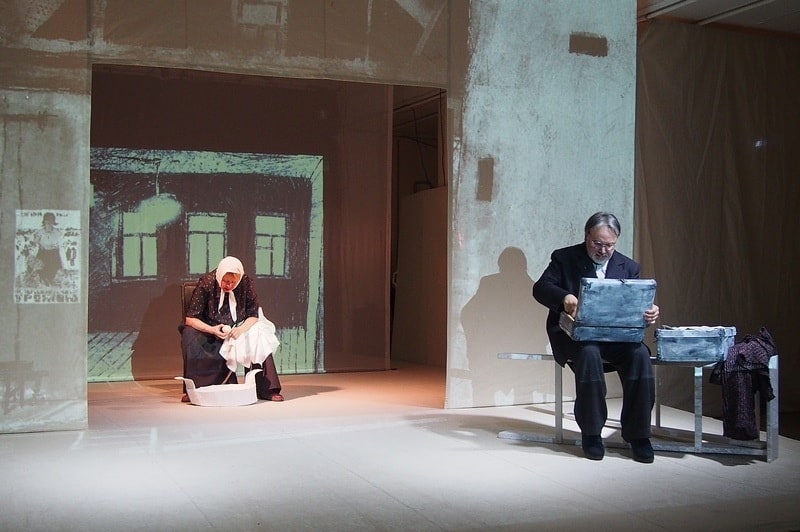 Иногда дуэт стоит целой труппы... Фото предоставлено Петрозаводским русским театром.jpg