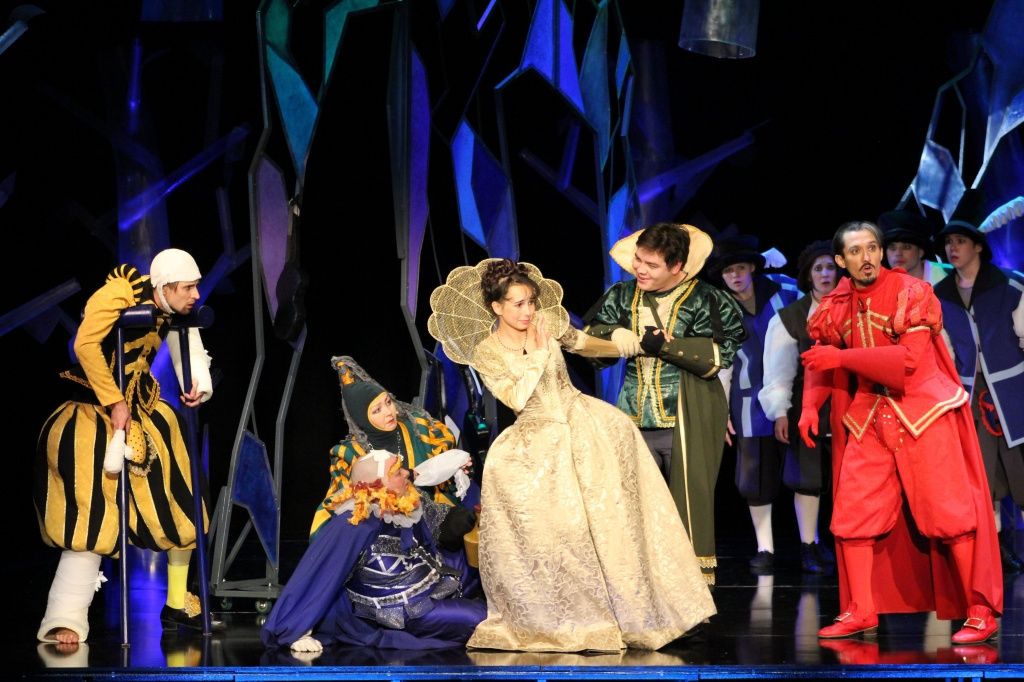 Гротеск - это непросто. Фото Ирины Суворовой.jpg