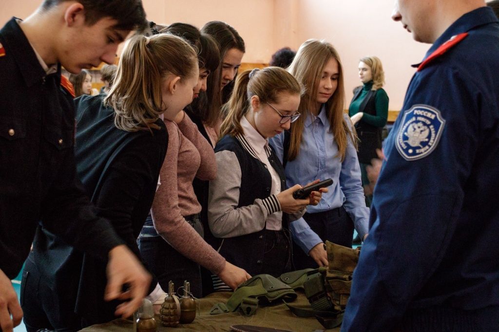 Девочки изучают оружие