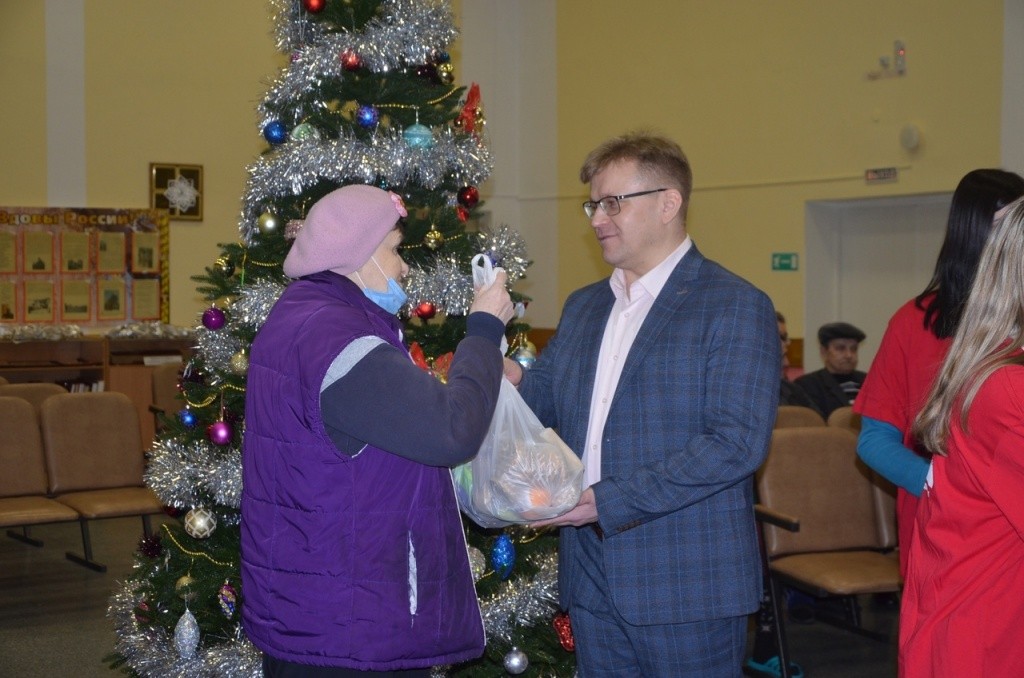 Жители "Сосновой рощи" от души благодарны организаторам акции. (Фото предоставлено пресс-службой Минсоцразвития РМЭ).