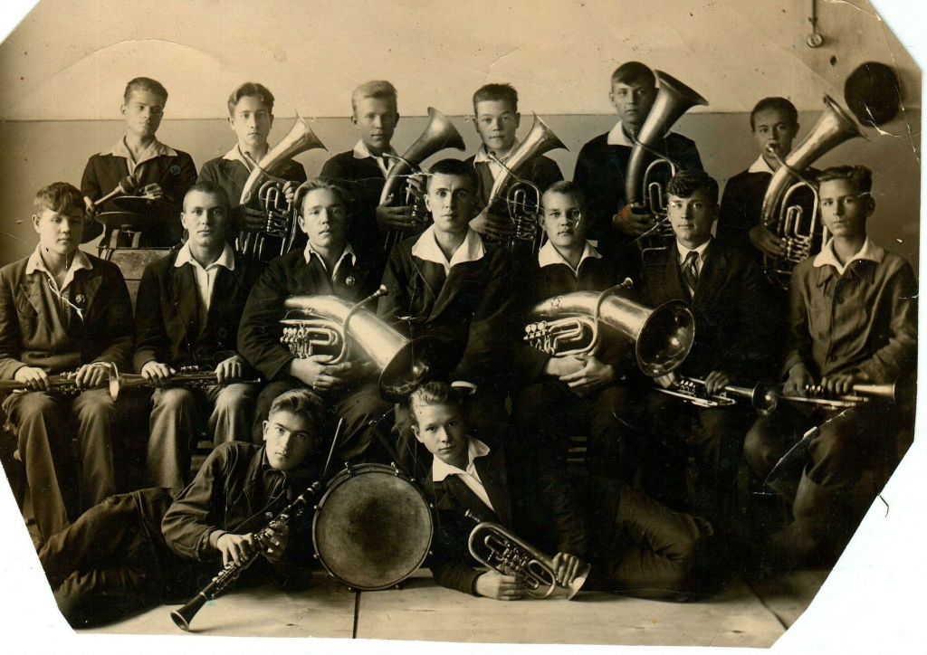 Оркестр клуба Марбумкомбината. 1940 год. Крайний справа в среднем ряду- Борис Карюкин. Фото из семейного архива Оленевых.jpg Оркестр клуба Марбумкомбината. 1940 год. Крайний справа в среднем ряду- Борис Карюкин. Фото из семейного архива Оленевых.jpg