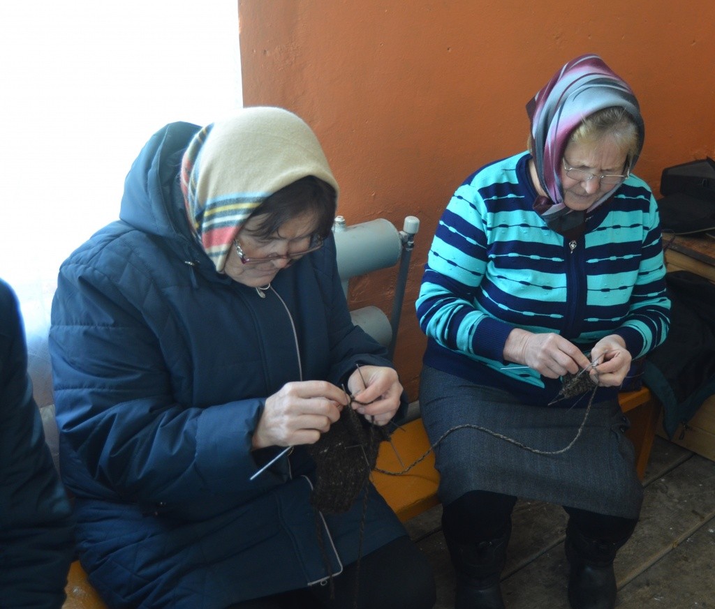 Разделение труда кто-то вяжет, кто-то прядет.JPG