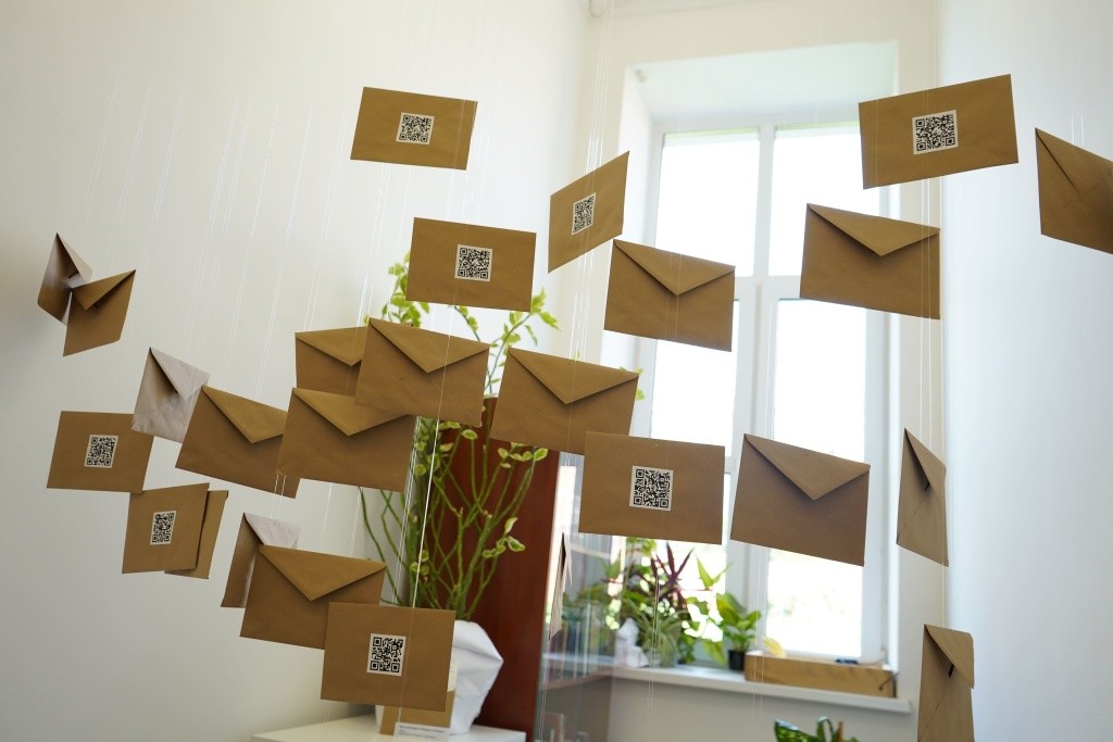 Удивительная инсталляция Письмо от Бога.jpg