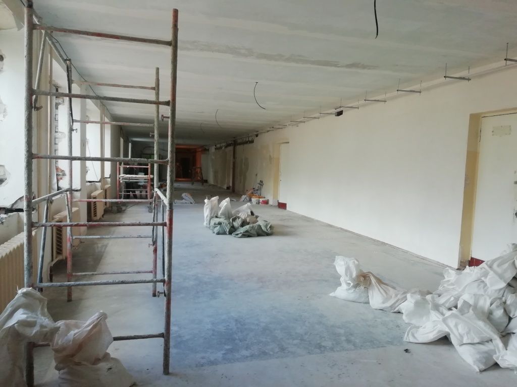 Внутри здания меняются все коммуникации. Под замену идут деревянные оконные рамы, старые радиаторы. IMG_20200623_105739.jpg