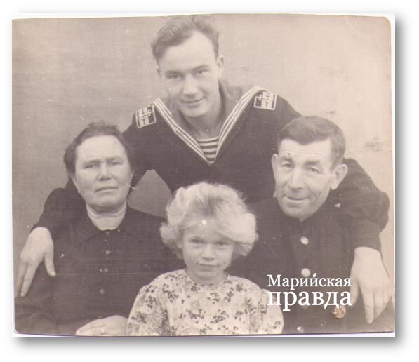 Александр с родителями и племянницей 1.jpg
