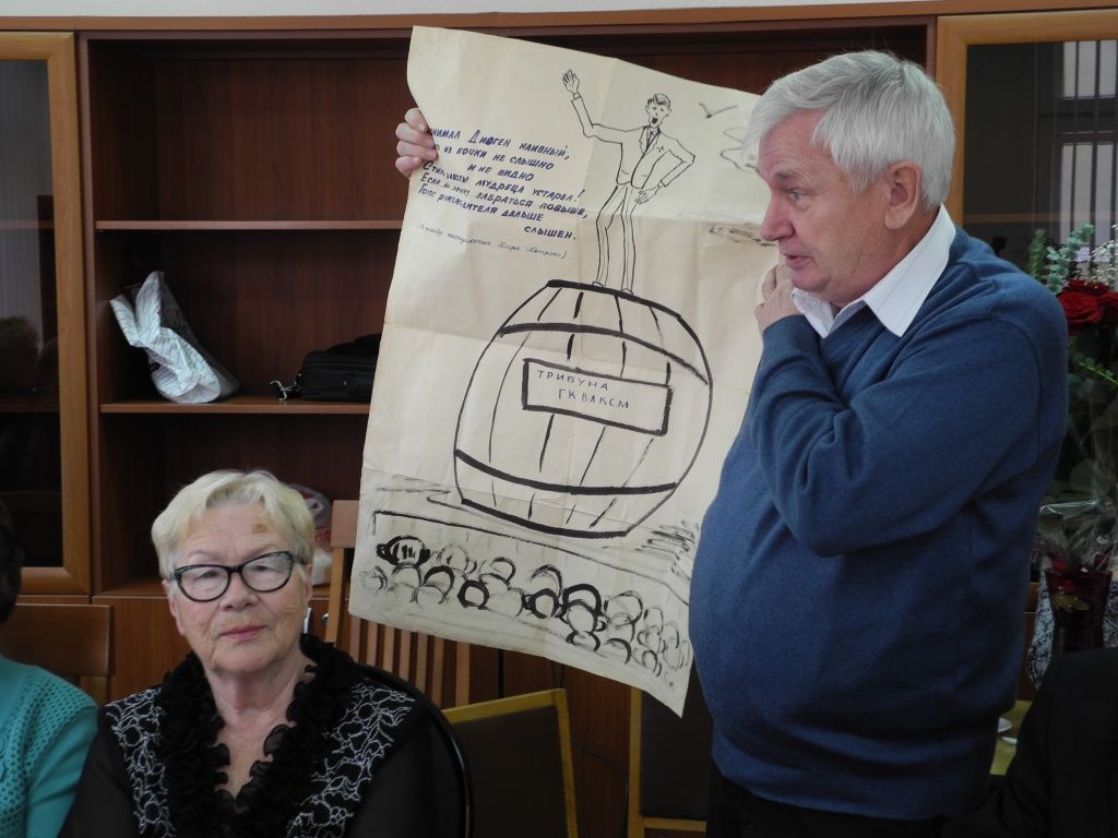 Автор строк на плакате - Владимир Оленев. (Фото Натальи Кулишовой).