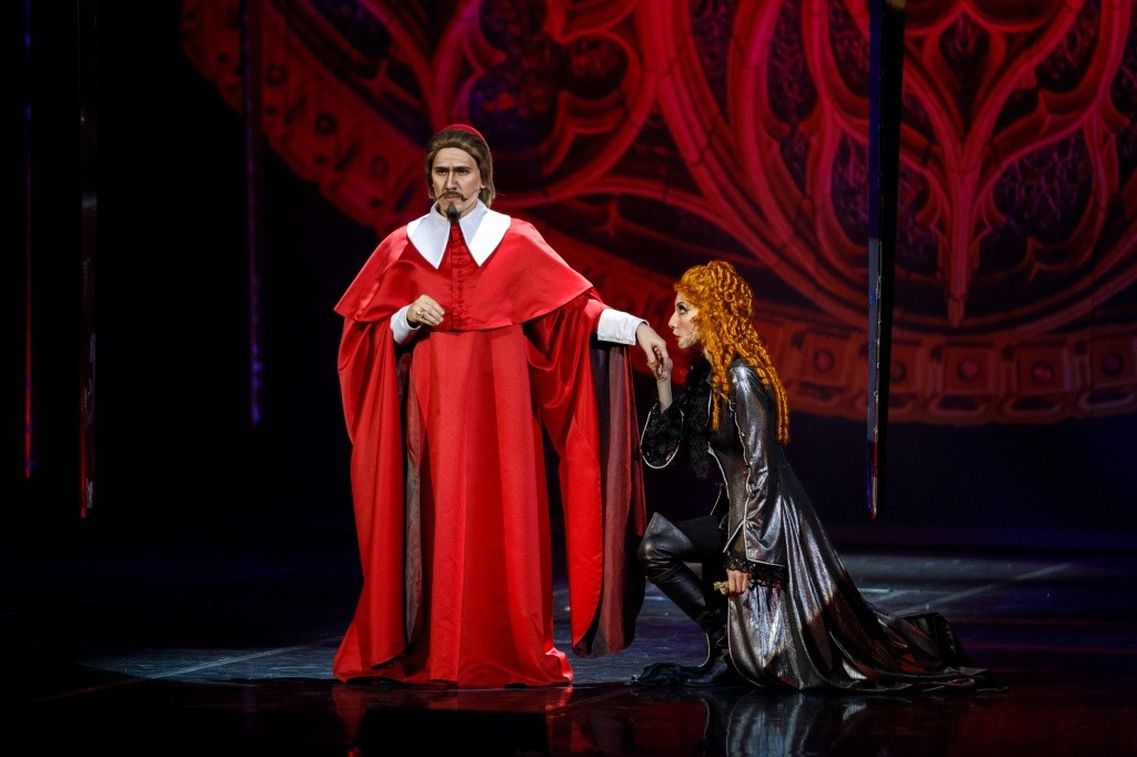 pg Ему одинаково удаются и образы аристократов ....jpg