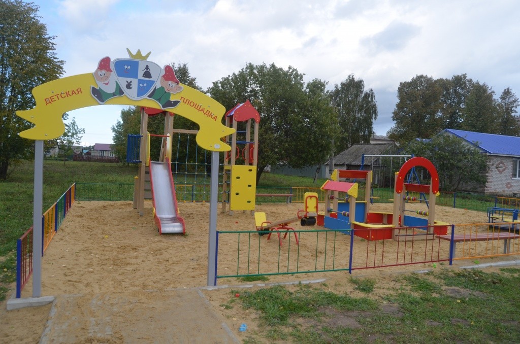 Детская площадка построена в самом центре села.JPG