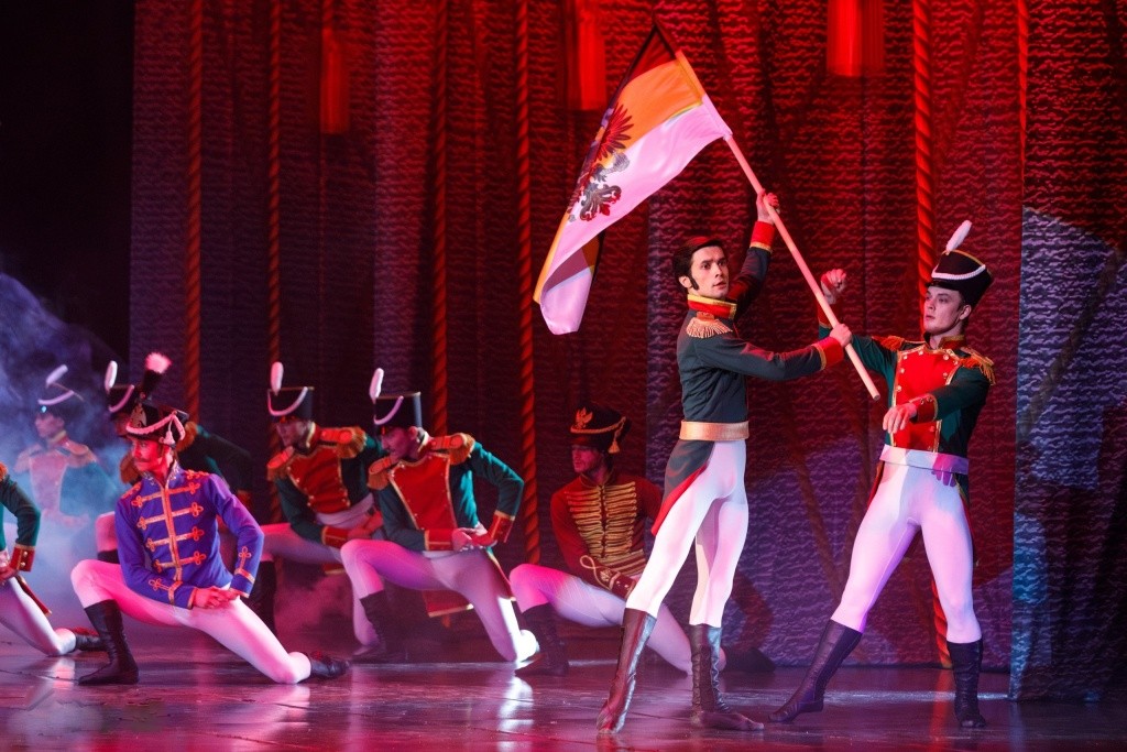 Батальные сцены - это спекталь в спектакле. Фото Евгения Никифорова.jpg