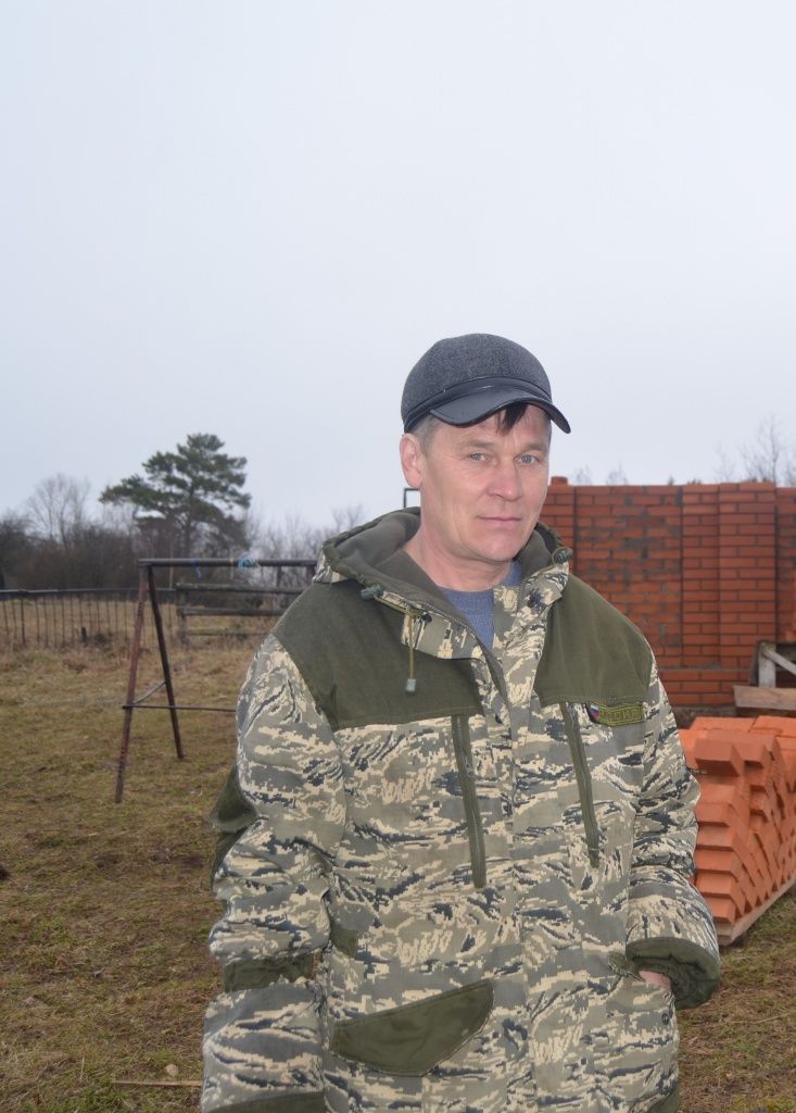 Главным организатором строительства мемориала является деревенский староста Иван Малинин.JPG