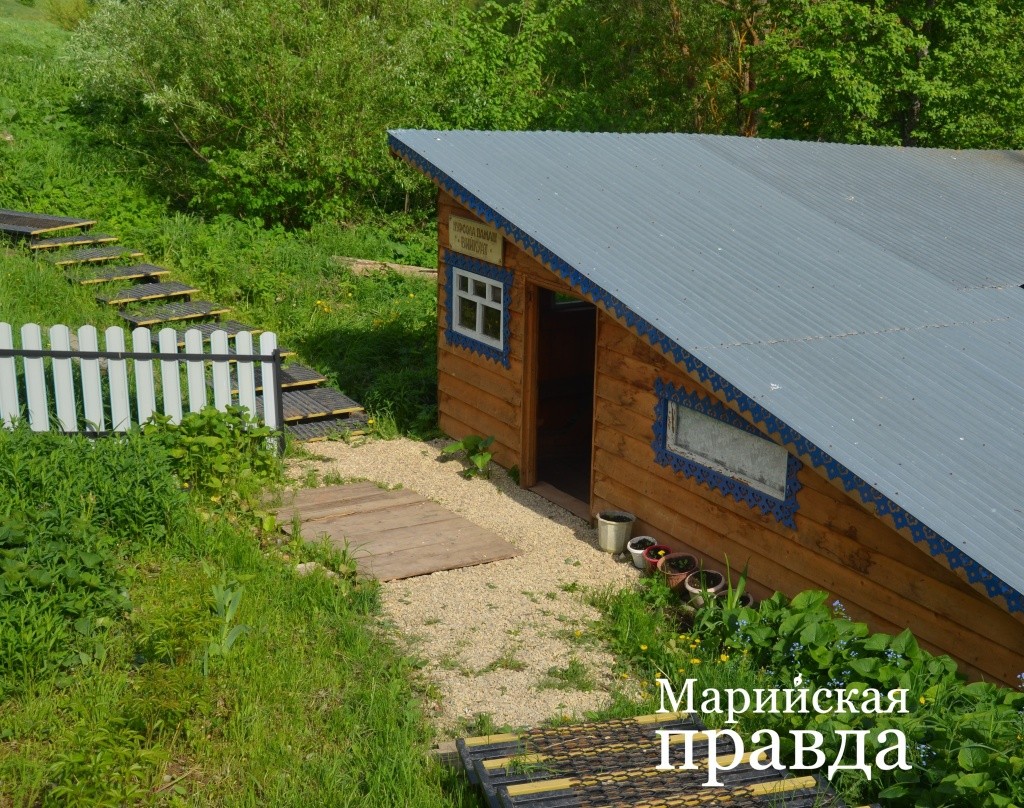 Под одной крышей спрятались здесь родник, полоскалка и купель 1.jpg