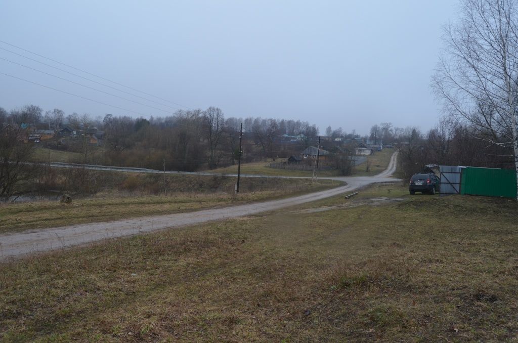 С холма, где встал обелиск, чуть не вся деревня видна как на ладони.JPG