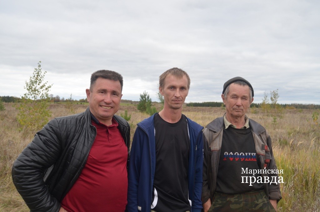 Руководитель хозяйства Владимир Таныгин с механизаторами Стасом Куклиным и Борисом Леонтьевым..jpg