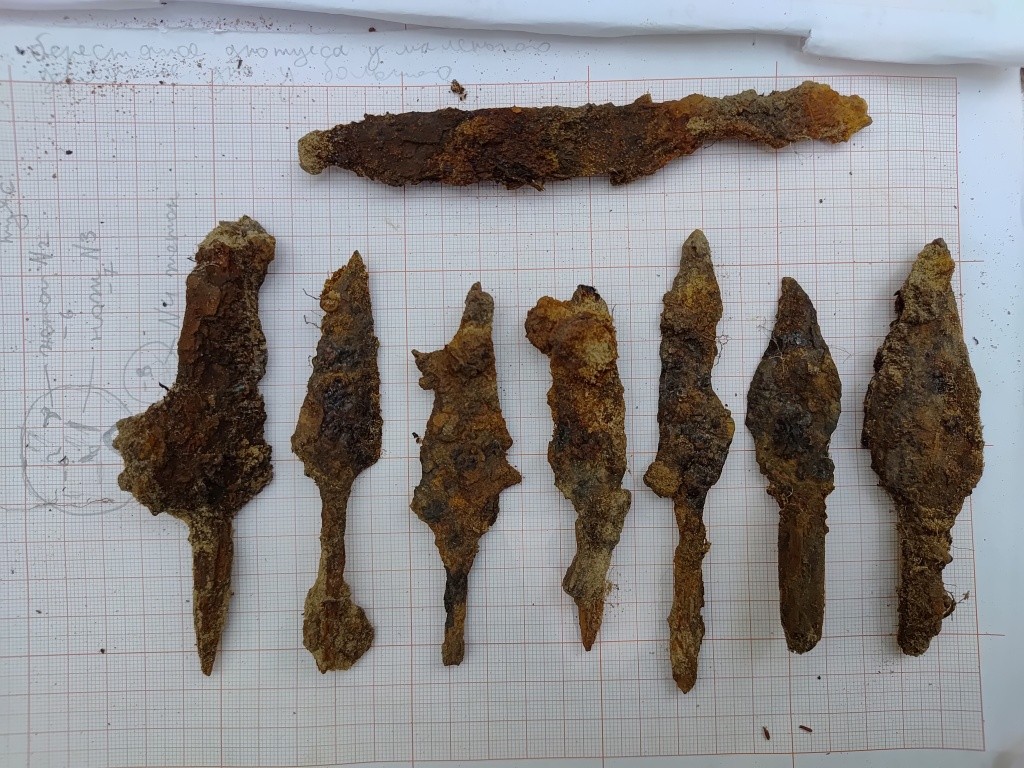 Наконечники стрел и нож