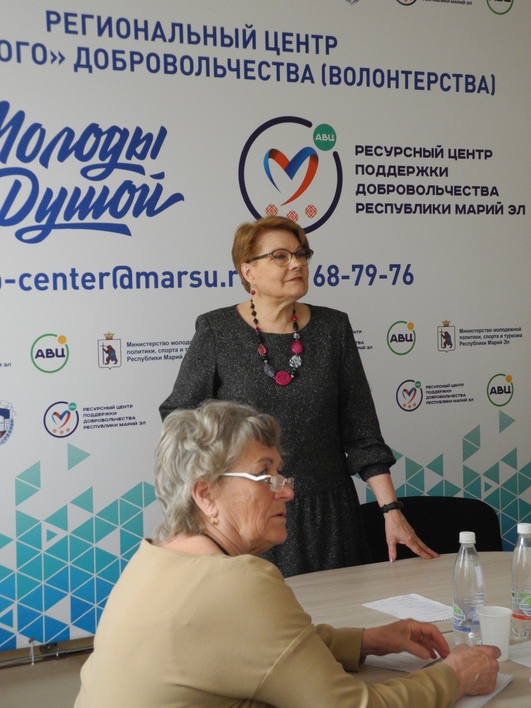 Инструктаж проводит координатор Регионального центра Ольга Макарова. (Фото Натальи Кулишовой).