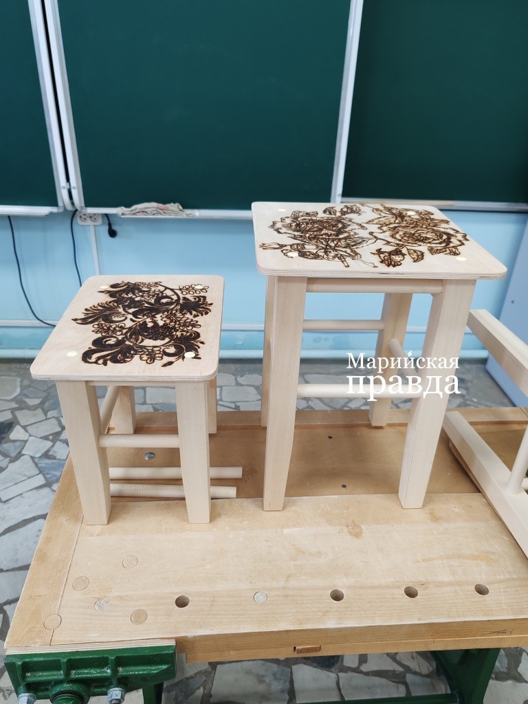 Вот такие изящные табуретки мастерят косолаповские школьники. Вот такие изящные табуретки мастерят косолаповские школьники 1.jpg