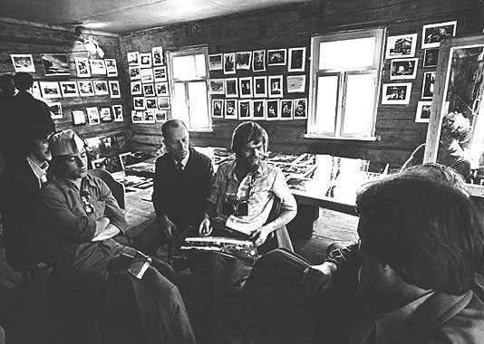 03. Обсуждение первой выставки Аналитическая фотография, Кундыш, 1980 Фото Юрия Евлампьева.jpg