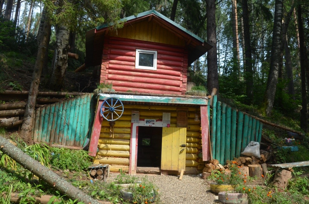 В этой землянке на первом этаже люди прятались во время урагана.JPG