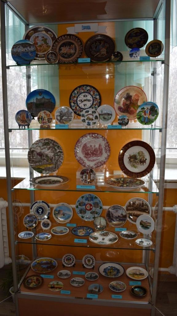 «Все флаги нынче в гости к нам!»: города мира на декоративных тарелках»