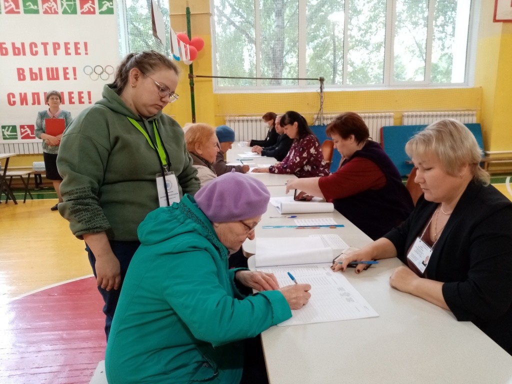 Несмотря на инвалидность, Анна Ахматканова - опытный избиратель. (Фото Натальи Кулишовой).