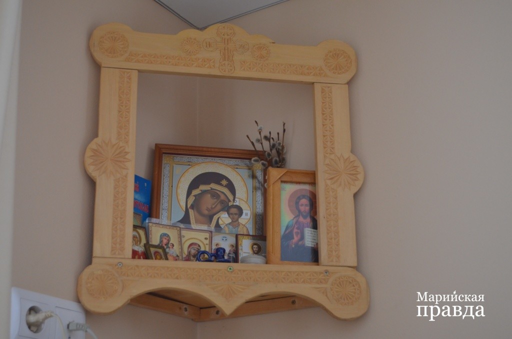 Одно из увлечений хозяйки - резьба по дереву.Этот иконостас Женя вырезала своими руками..jpg