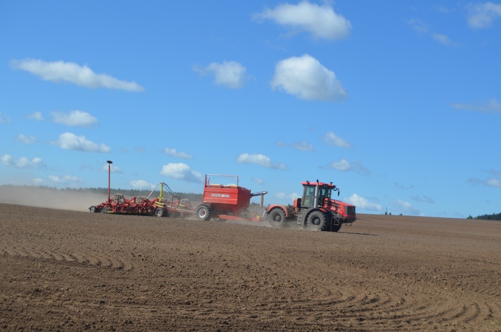 Такой агрегат за день легко может засеять сотню гектаров.jpg