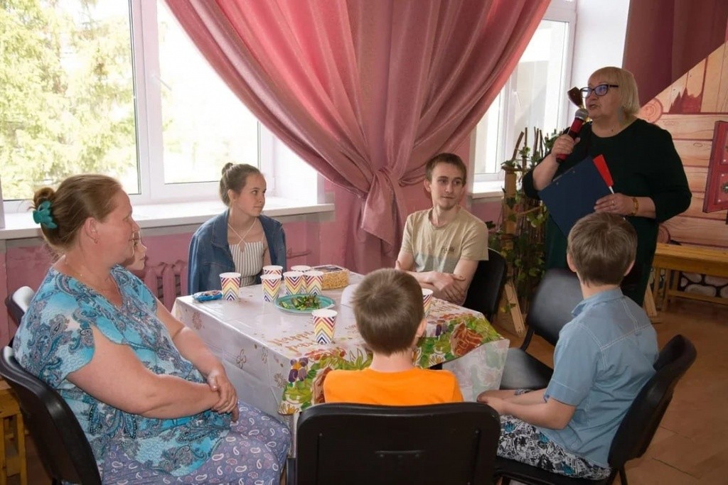 Оксана Витальевна по возможности старается как можно чаще бывать вместе со своими детьми. (Фото предоставлено Оксаной Букатиной).