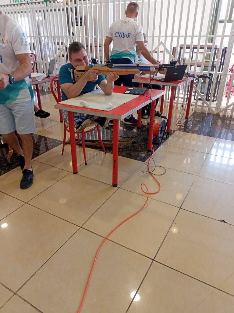 Пауэрлифтир Виталий Курзенев освоил винтовку. (Фото предоставлено МРО ВОИ).