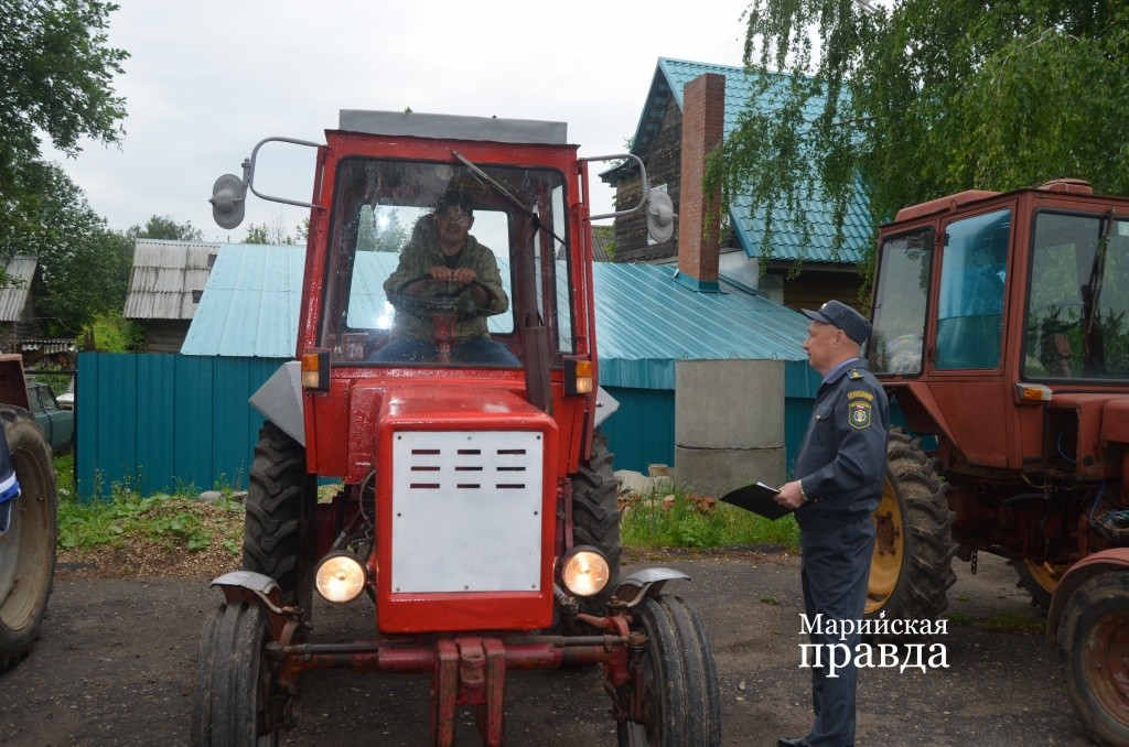 Некоторые владельцы рабочих лошадок к техосмотру даже покрасили свои трактора..jpg