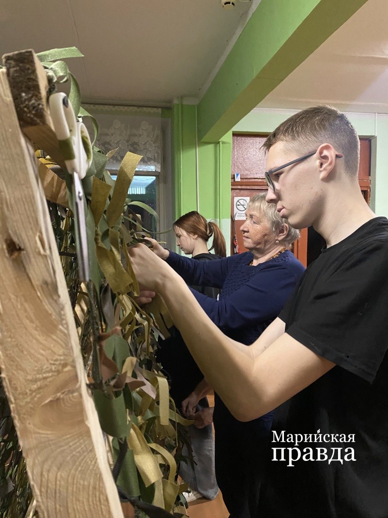 Ветеран Зоя Камашева, которая сплела уже километры сетей, трудится вместе с внуком Артемом.jpg