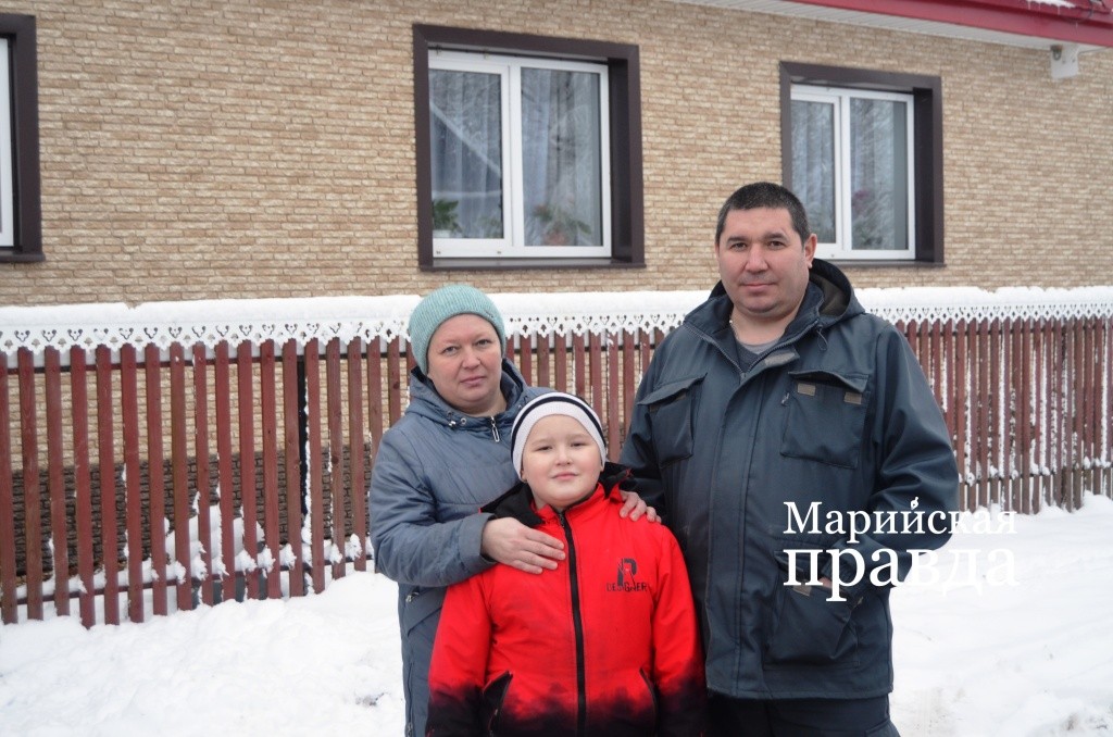 Еменгуловы никуда не хотят уезжать из деревни и построили здесь большой красивый дом. Еменгуловы никуда не хотят уезжать из деревни и построили здесь большой красивый дом 1.jpg