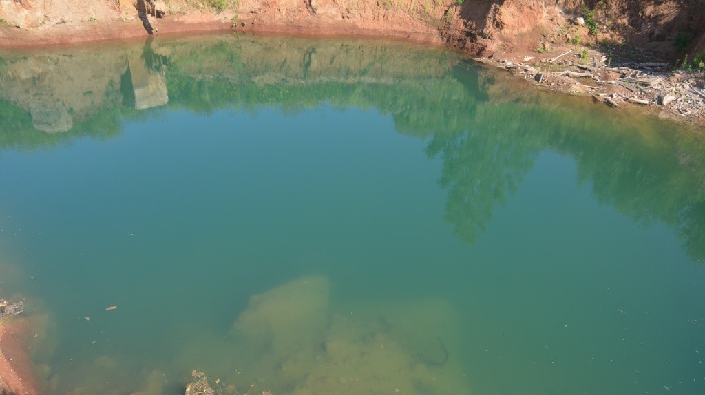 Берега тут очень высокие и обрывистые.jpg