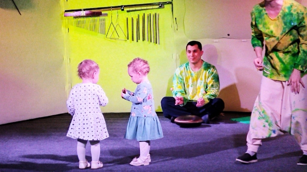 Две принцессы не уходили со авансцены весь спектакль. Фото Марины Оленевой.jpg