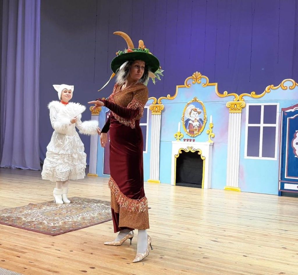 к спектаклю специально шились костюмы и готовились декорации.jpg