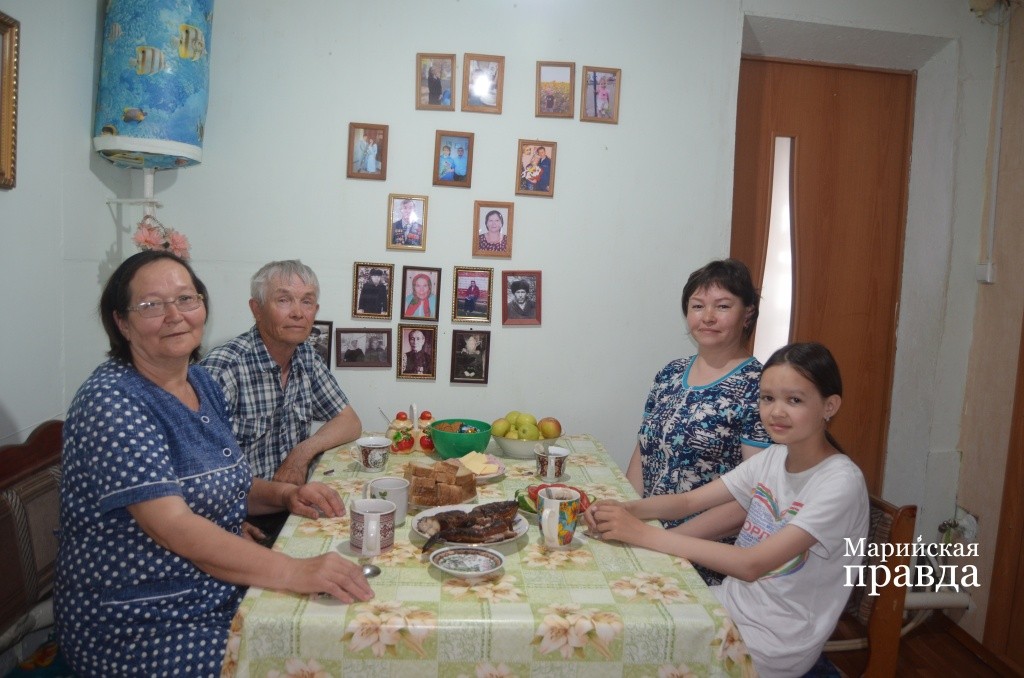 У Георгия Платоновича и Нины Игнатьевны как раз гостили дочь Оля и внучка Аня..jpg