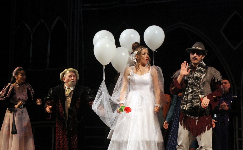 ...Мы позволили себе немного смелости в костюмах...jpg