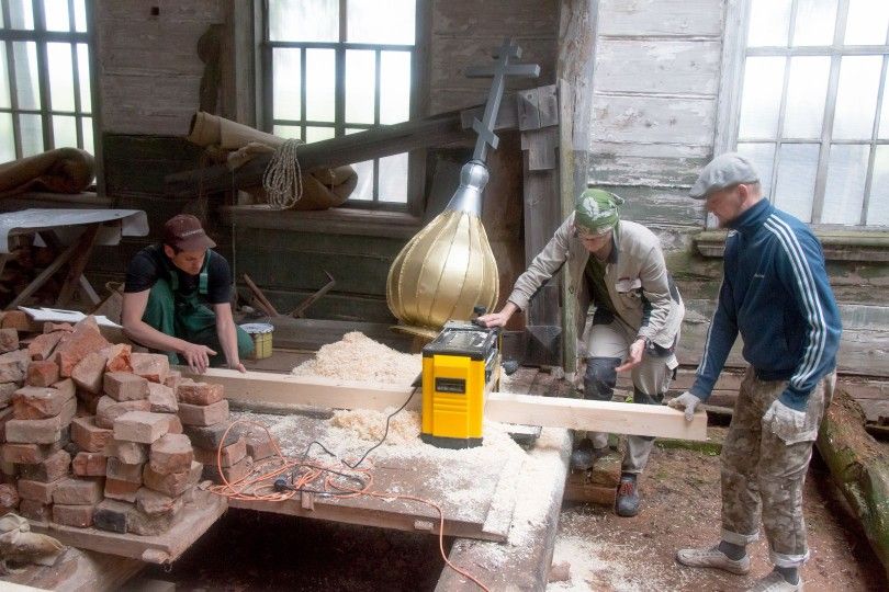 Волонтеры восстанавливают храм.jpg