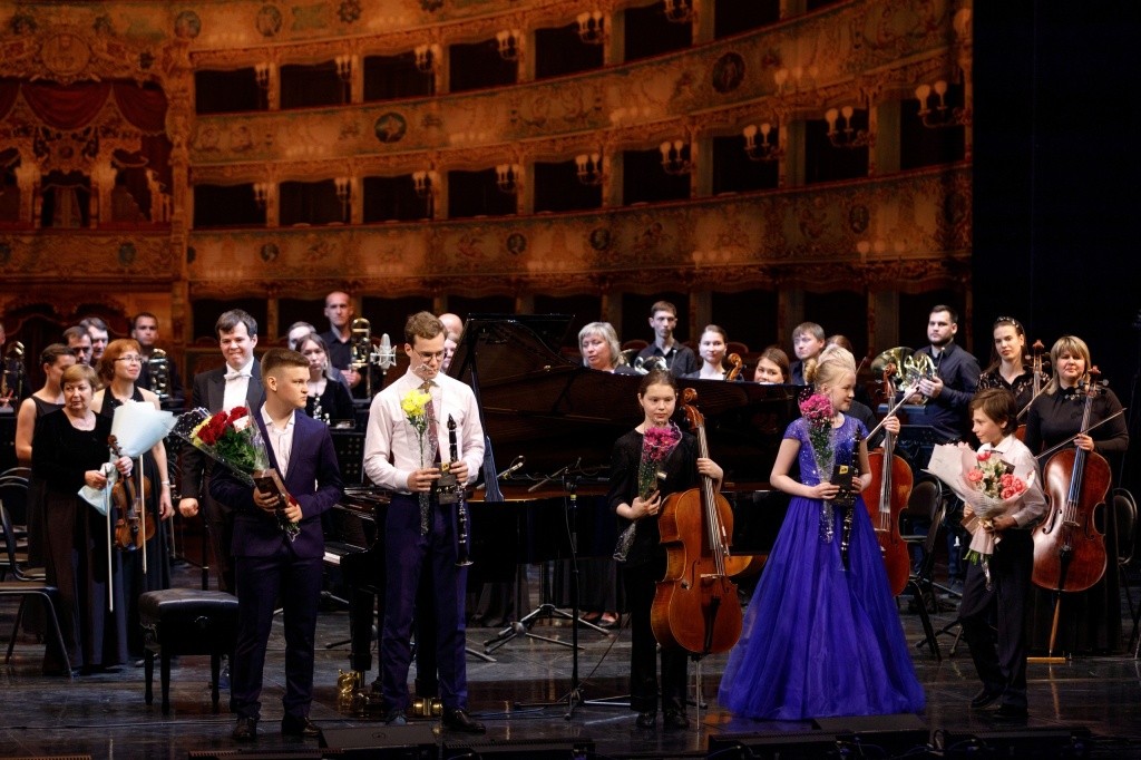 Заслуженные цветы и заслуженное внимание. Фото Евгения Никифорова.jpg