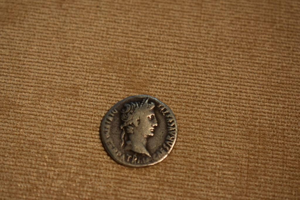 Серебряный денарий Цезаря Августа, чеканившийся во 2 г. до н.э. - 2 г.