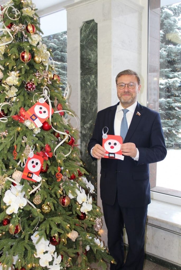 Константин Косачев возле Елки желаний. (Фото предоставлено Правителььством РМЭ).jpeg