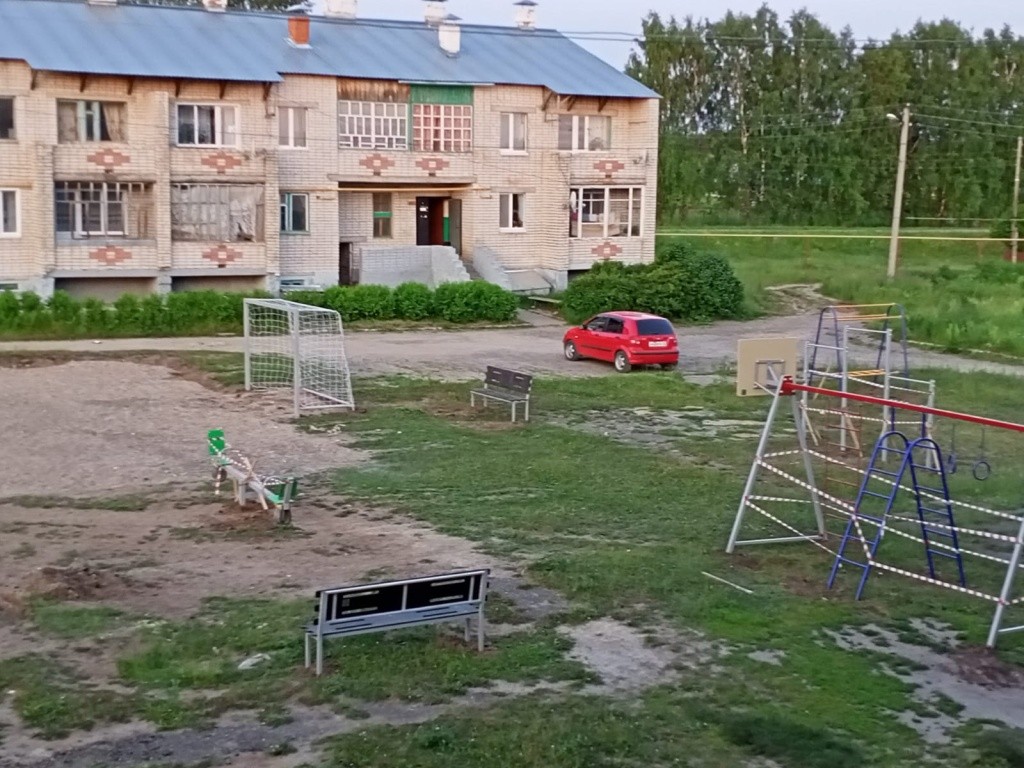 д. Немда-Обалыш игровая площадка 2.jpg