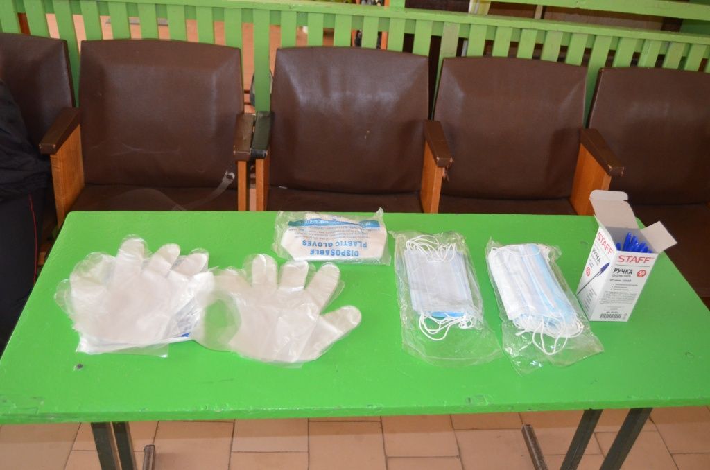 Средства индивидуальной защиты и авторучки прямо на входе..JPG