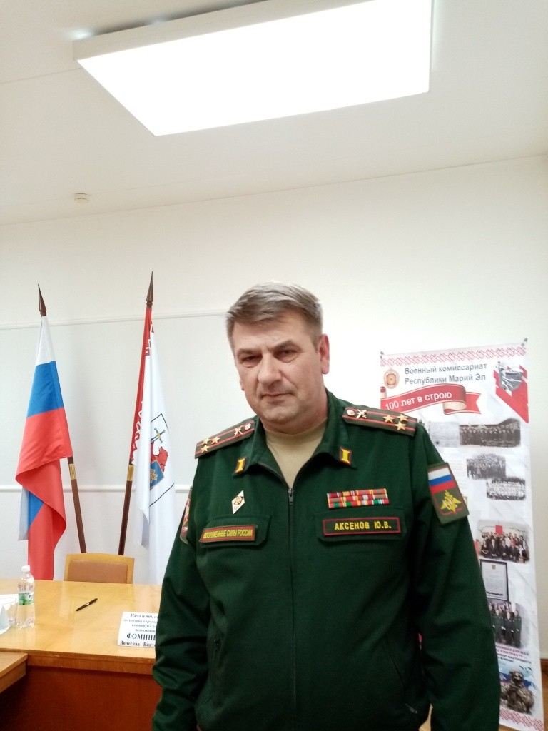 Военком Юрий Аксенов всегда готов ответить на любые вопросы. (Фото Натальи Кулишовой).