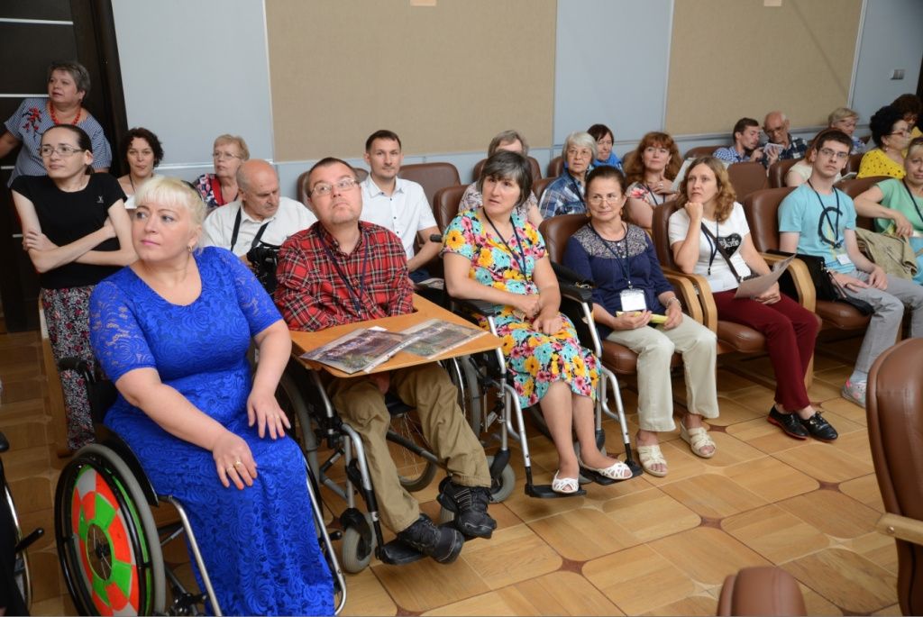 Константин Ситников (второй слева) принял участие в работе круглого стола..jpg