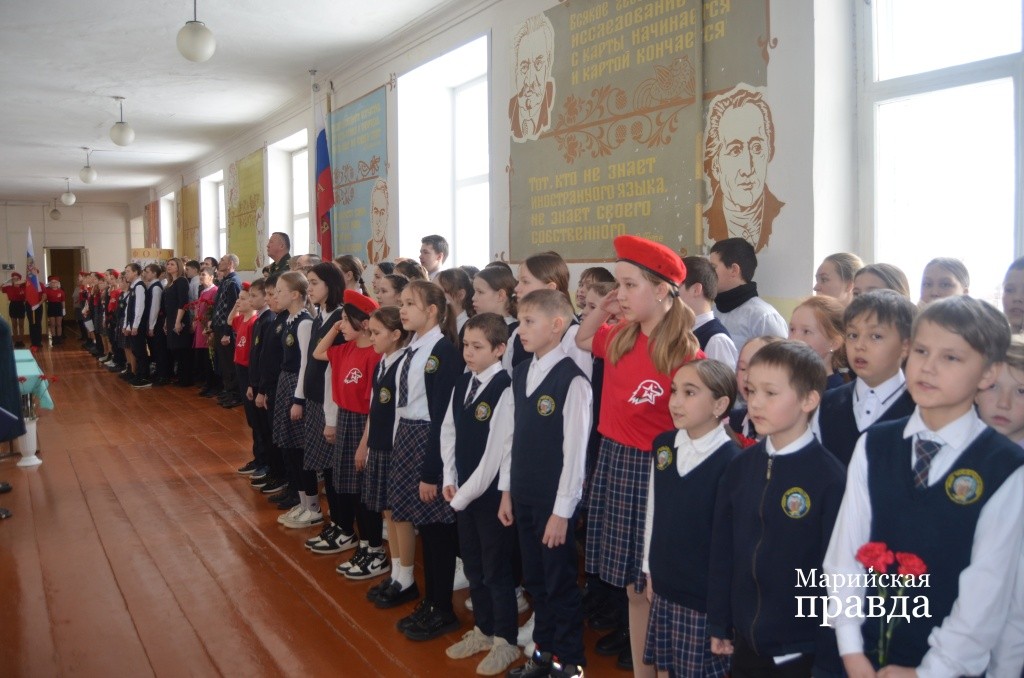 На торжественной линейке ученики хором исполнили гимн страны. На торжественной линейке ученики хором исполнили гимн страны..jpg